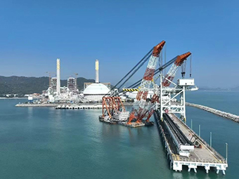 華潤海豐卸船機順利吊裝，助力粵港澳大灣區(qū)能源供應(yīng)